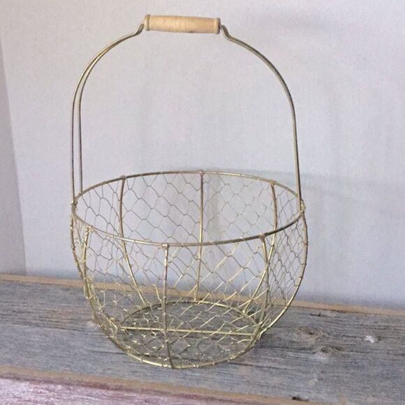 Farm house chicken wire basket with handle - Picture 1 of 6